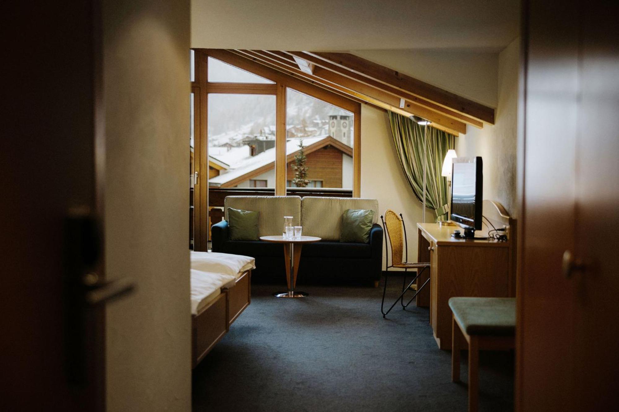 Alpine Hotel Perren Zermatt Exterior photo